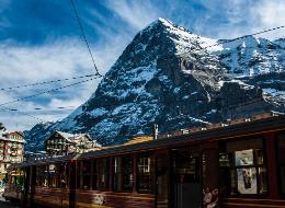 스위스 알프스 산의 기차 