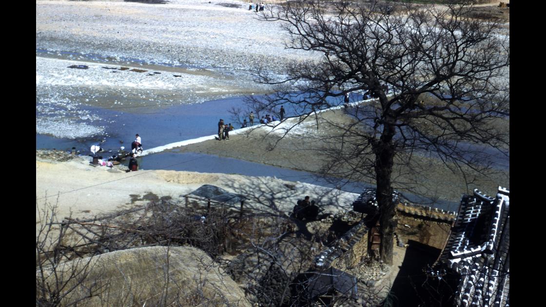 1952년 강변 언덕에서 내려다 본 대구 금호강 썸네일