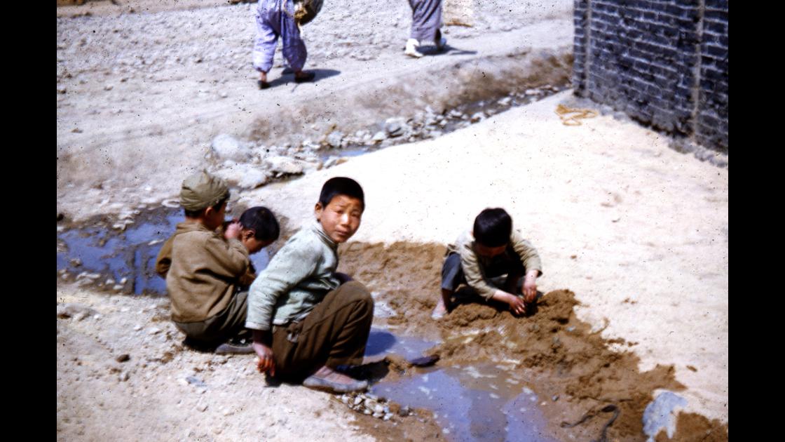 1952년 대구 길거리 도랑에서 흙장난하는 아이들 썸네일