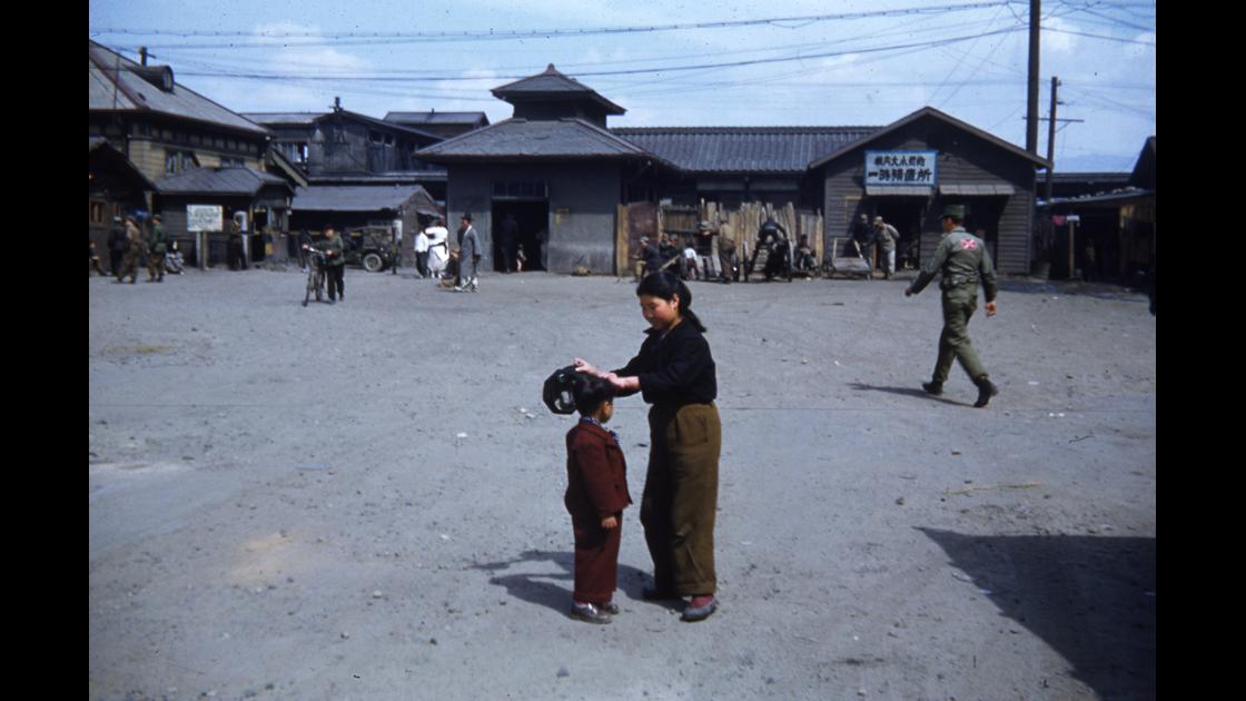 1952년 대구역 앞 광장에서 소년에게 모자를 씌워주는 모습 썸네일