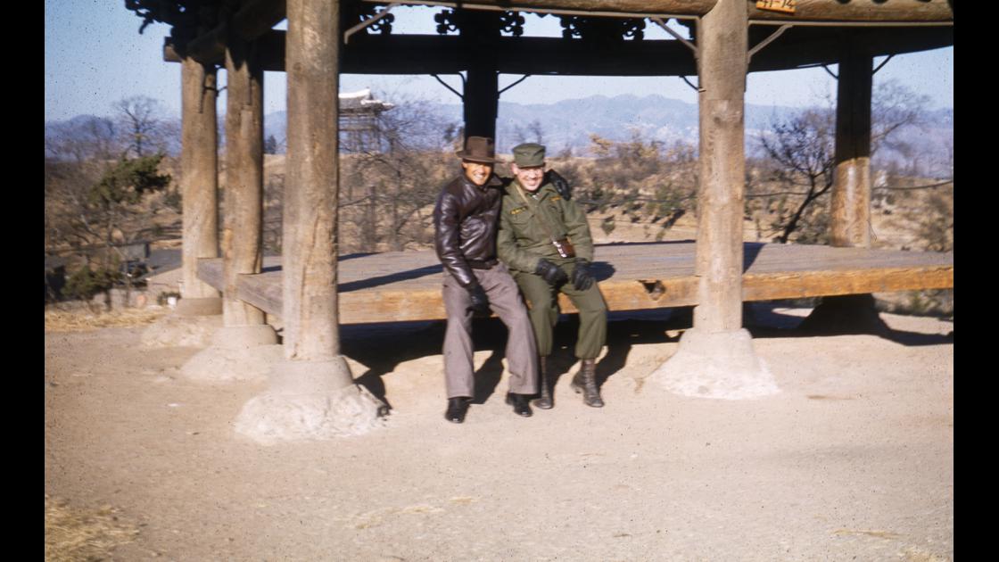 1952년 대구 달성공원 정자에 앉은 한국인과 미군병사 썸네일