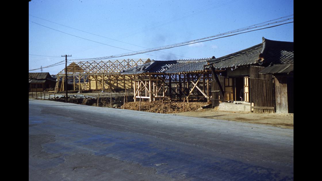 1952년 대구 K-2비행장 인근 도로변에 한옥을 짓는 모습 썸네일