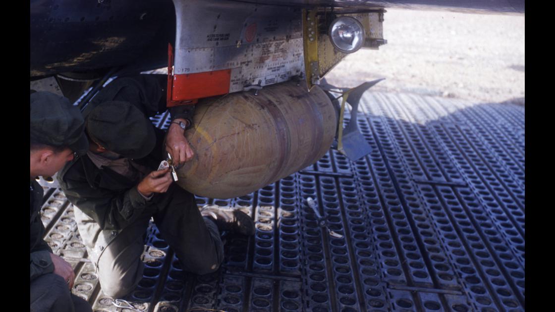 1952년 대구 K-2비행장에서 세이버 전투기에 폭탕을 점검하는 모습 썸네일