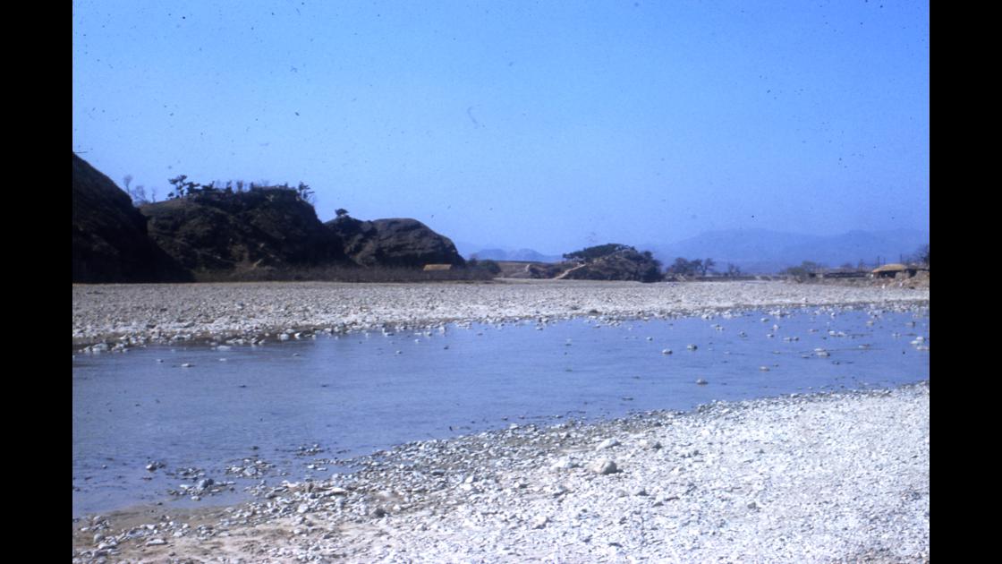 1952년 대구 금호강의 자갈 강변 썸네일