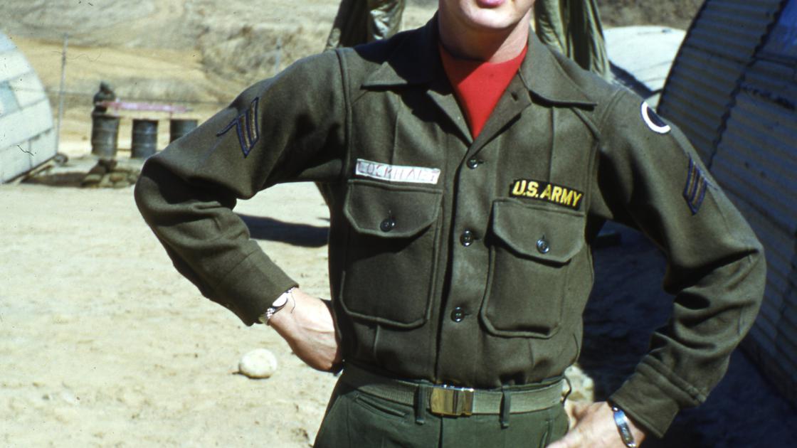 1952년 외출복을 입고 포즈를 취한 미군병사 썸네일