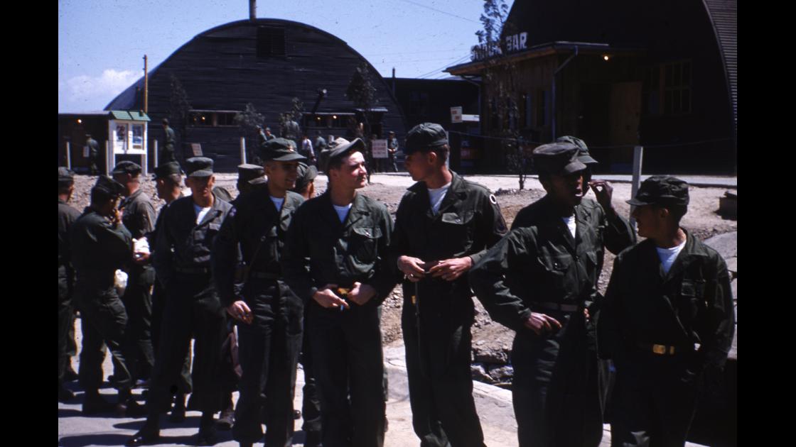 1952년 영내에서 점심식사를 위해 줄을 선 미 제1군단 병사들 썸네일