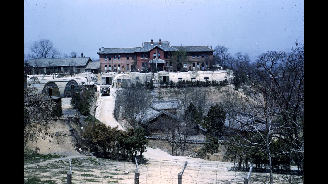 1952년 미군부대가 된 언덕 위의 학교 썸네일