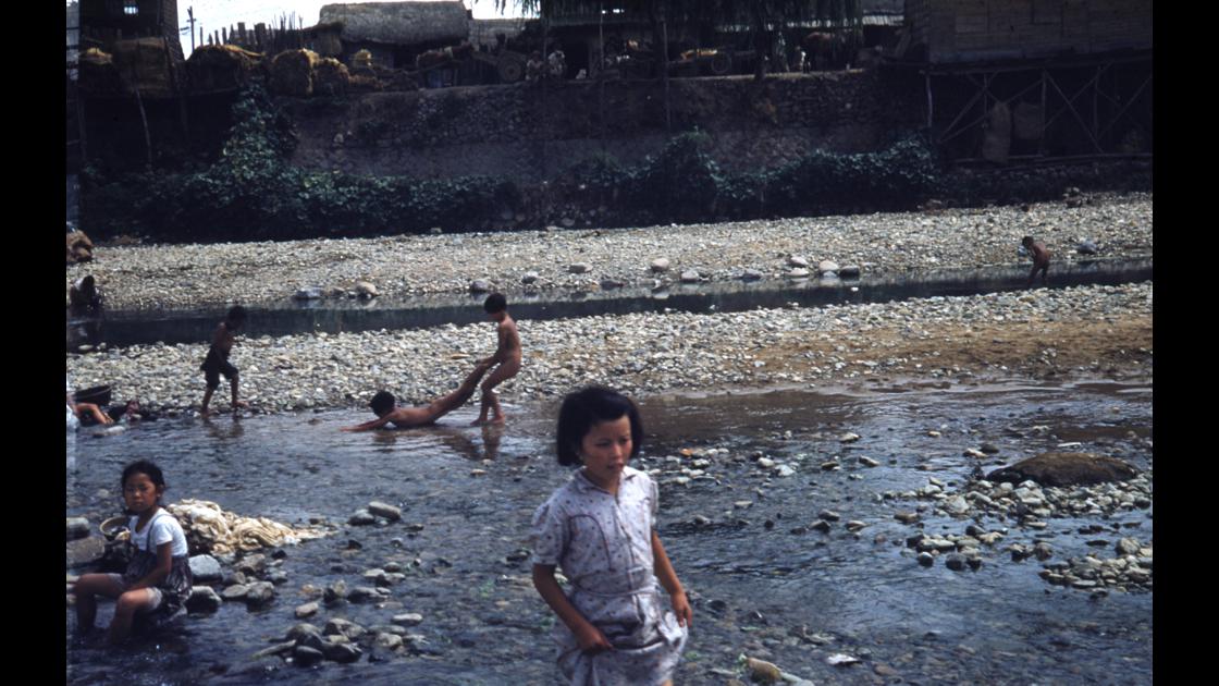 1952년 대구 신천 강변에서 벌거벗고 목욕을 하면서 놀고있는 소녀들 썸네일