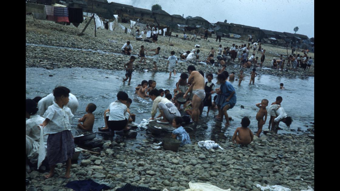 1952년 대구 신천 강변에서 피란민 가족들이 빨래를 하거나 목욕을 하는 모습_3 썸네일