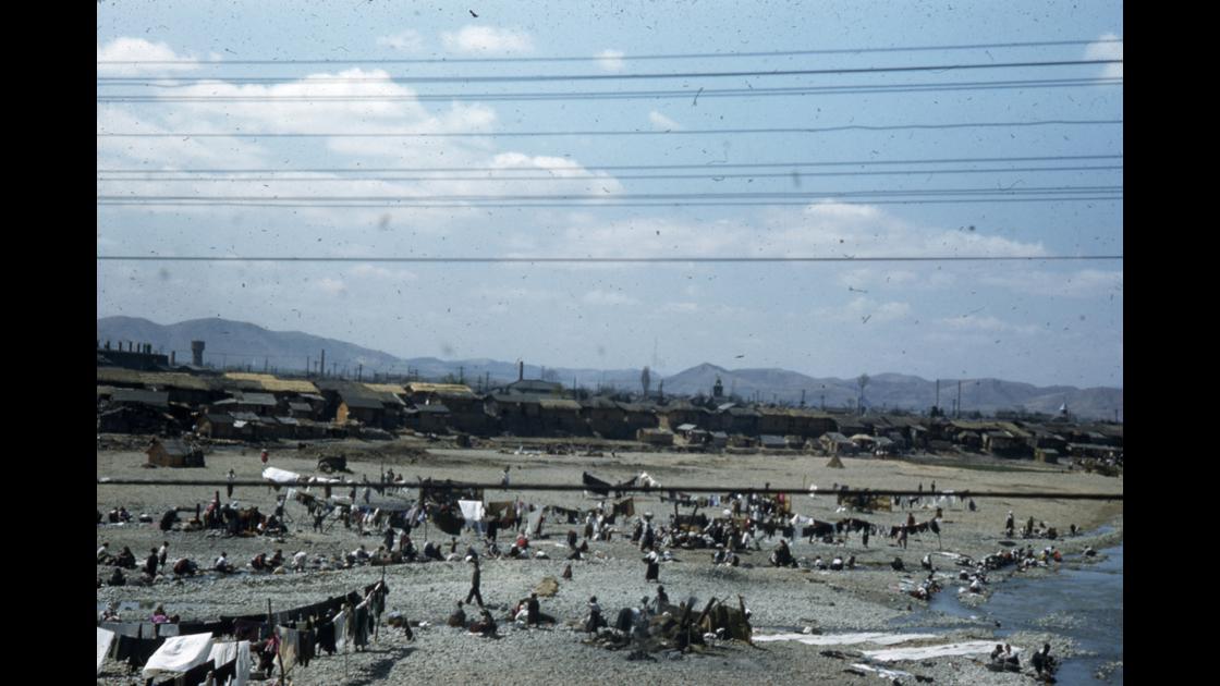 1952년 대구 신천 강변에서 피란민 가족들이 빨래를 하여 널어놓은 모습_1 썸네일