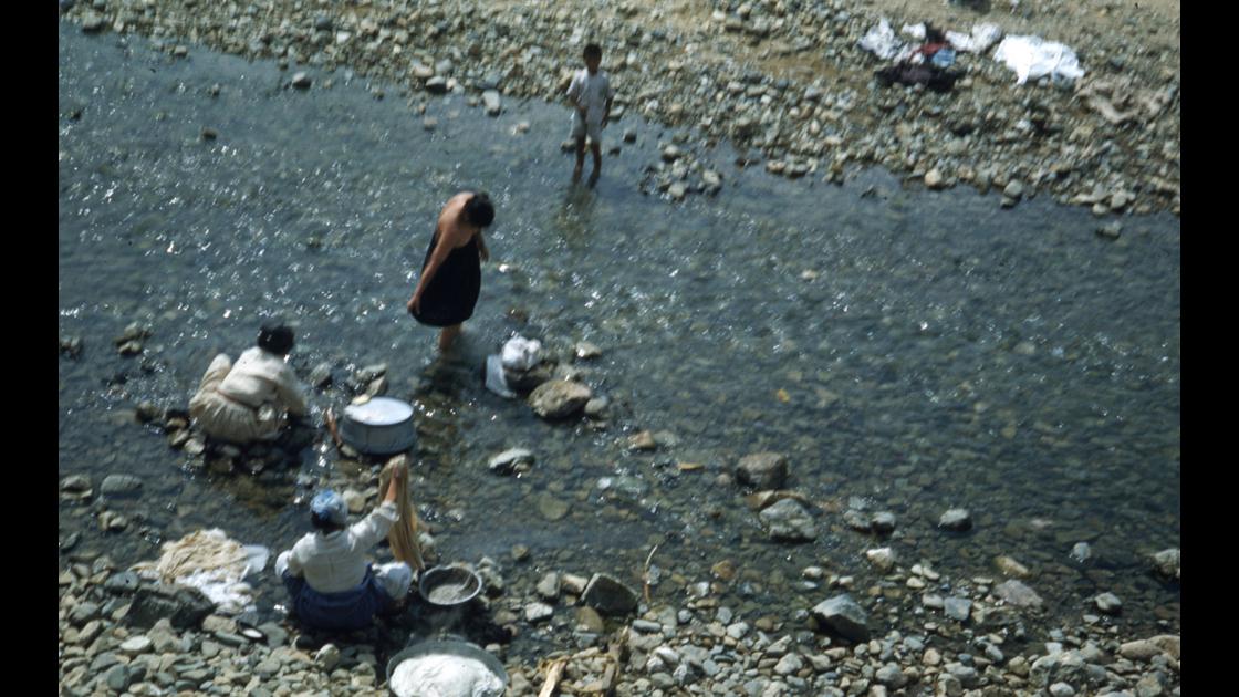 1952년 대구 신천 강변에서 피란민 여인이 웃옷을 벗고 목욕을 하는 모습_1 썸네일