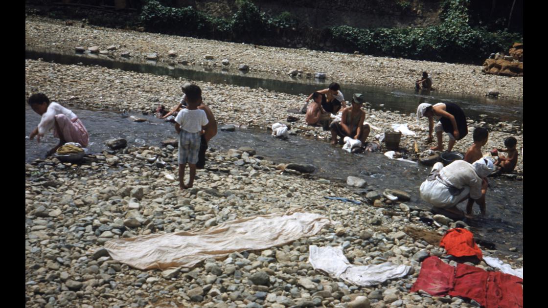 1952년 대구 신천 강변에서 피란민이 빨래를 하고 아이를 씻기고 있는 모습 썸네일
