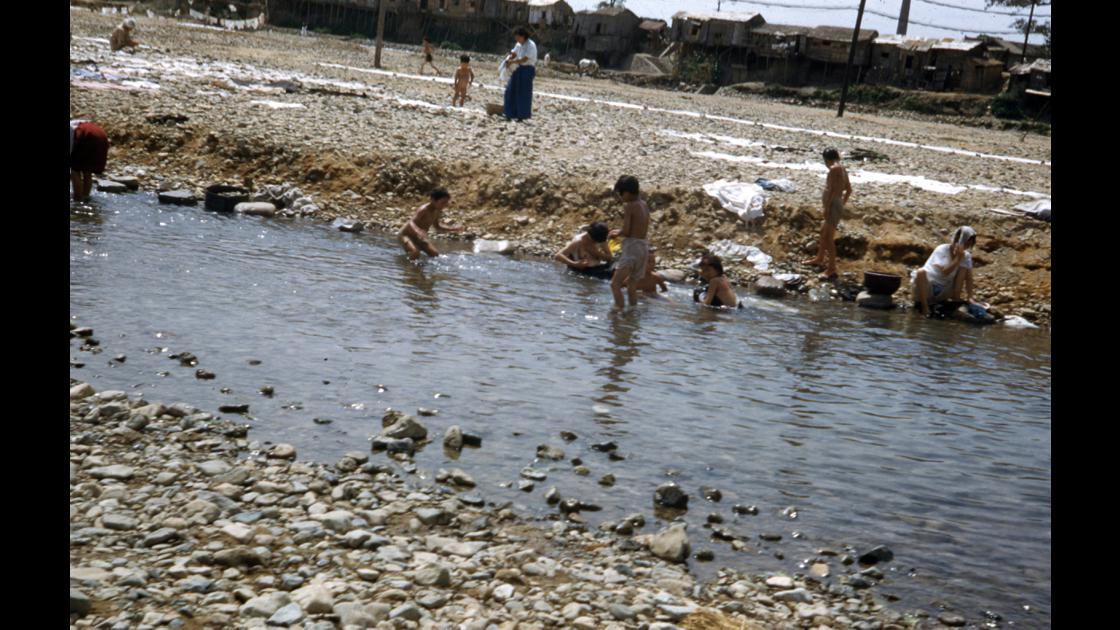 1952년 대구 신천 강변에서 피란민이 빨래하는 옆에서 목욕을 하는 아이들_2 썸네일