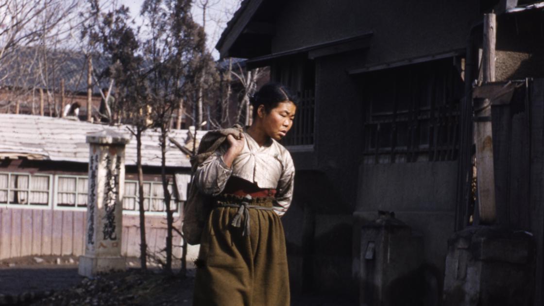 1952년경 대구 경북의대 부속병원 입구를 지나는 여인 썸네일