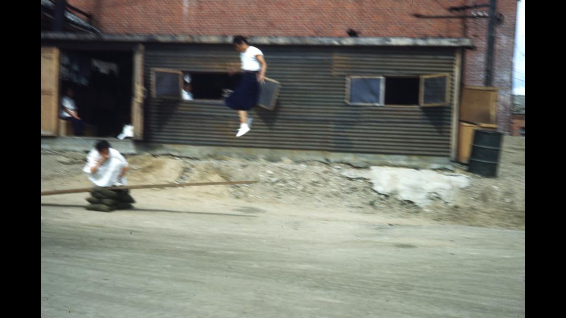 1951년 대구 거리의 널뛰는 소녀 썸네일