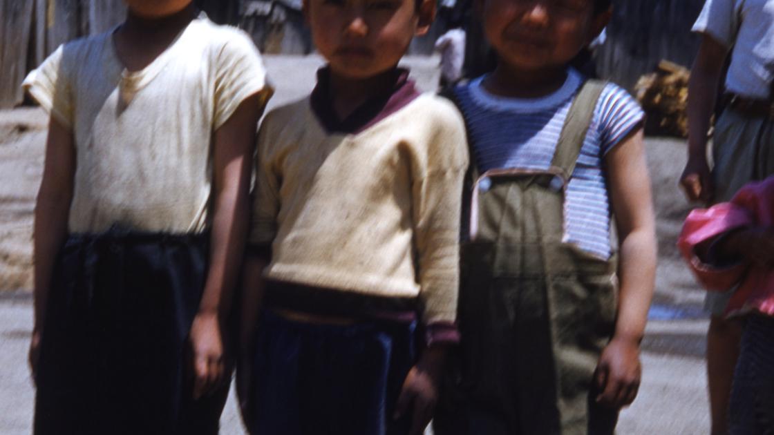 1952년 대구 K-2비행장 밖 마을 주변 세 어린이들 썸네일