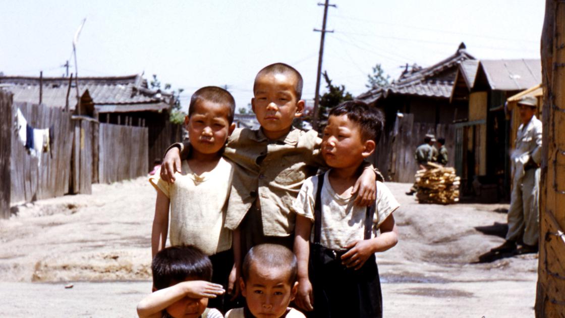 1952년 대구 K-2비행장 밖 마을 주변 어린이들_1 썸네일