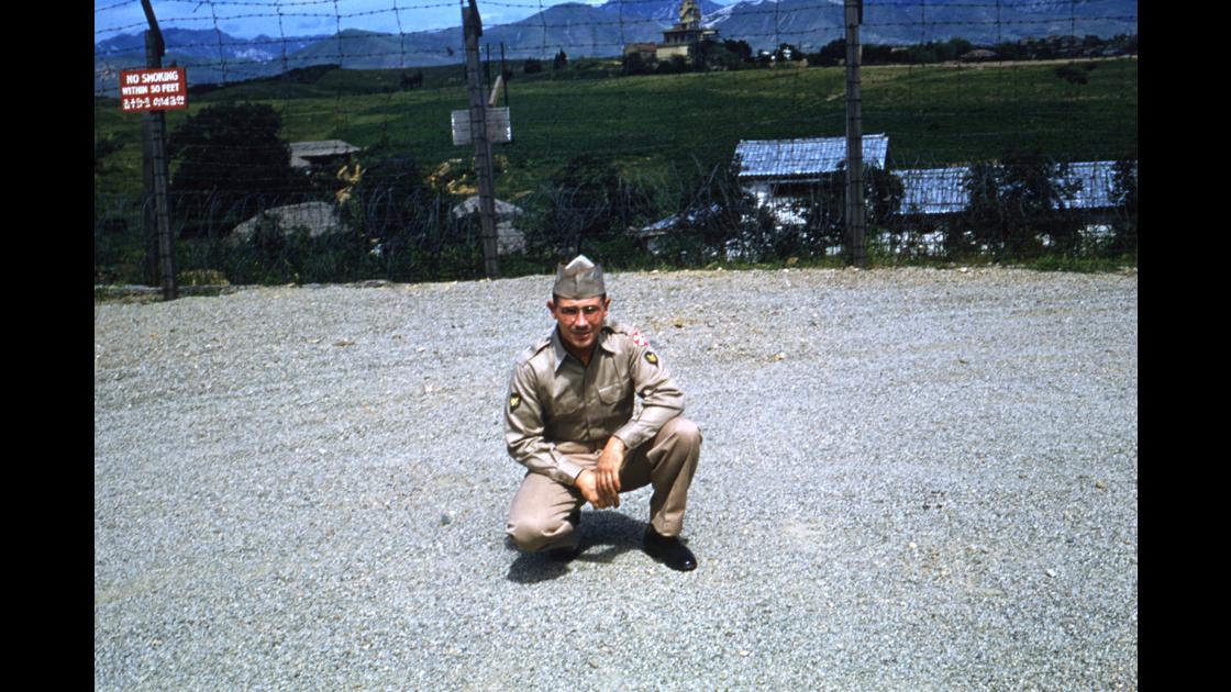 1953년 대구 K-2비행장 외곽 경비초소 옆 뒤로 송신소가 보이는 장소에서 기념촬영을 한 미군_1 썸네일