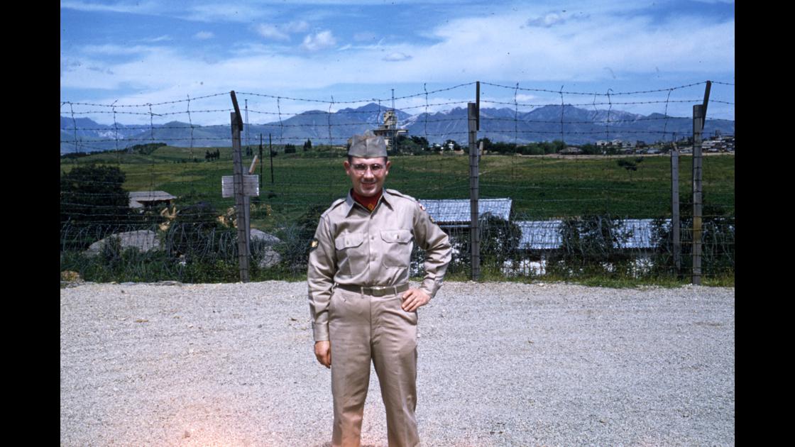 1953년 대구 K-2비행장 외곽 경비초소 옆 뒤로 송신소가 보이는 장소에서 기념촬영을 한 미군_2 썸네일