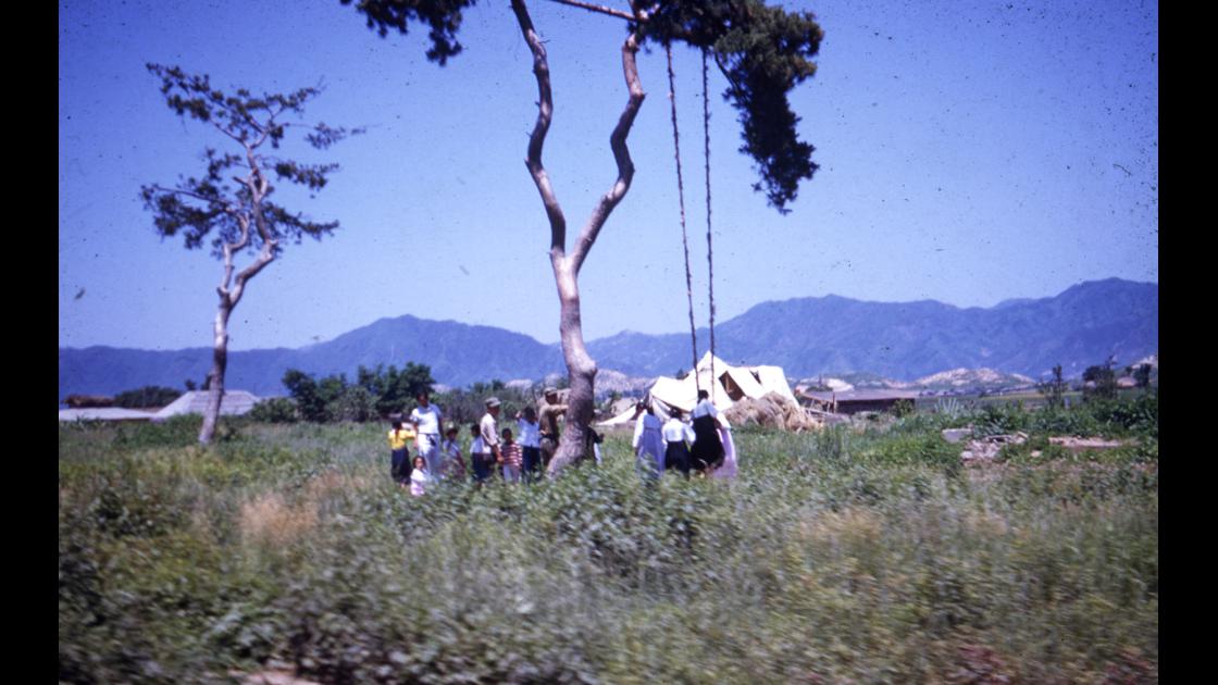1953년 대구 K-2비행장 외곽 마을 주민들이 그네를 타는 모습 썸네일