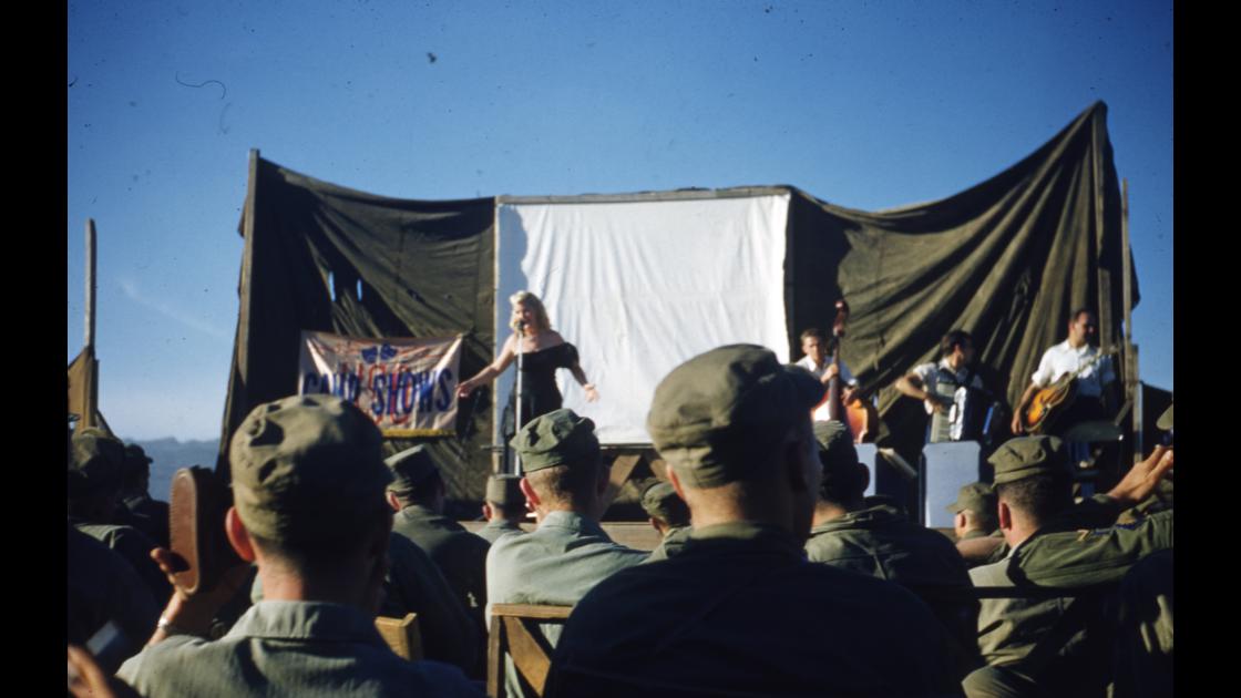 1953년 대구 외곽지역의 미군 야전캠프의 USO CAMP SHOW_1 썸네일