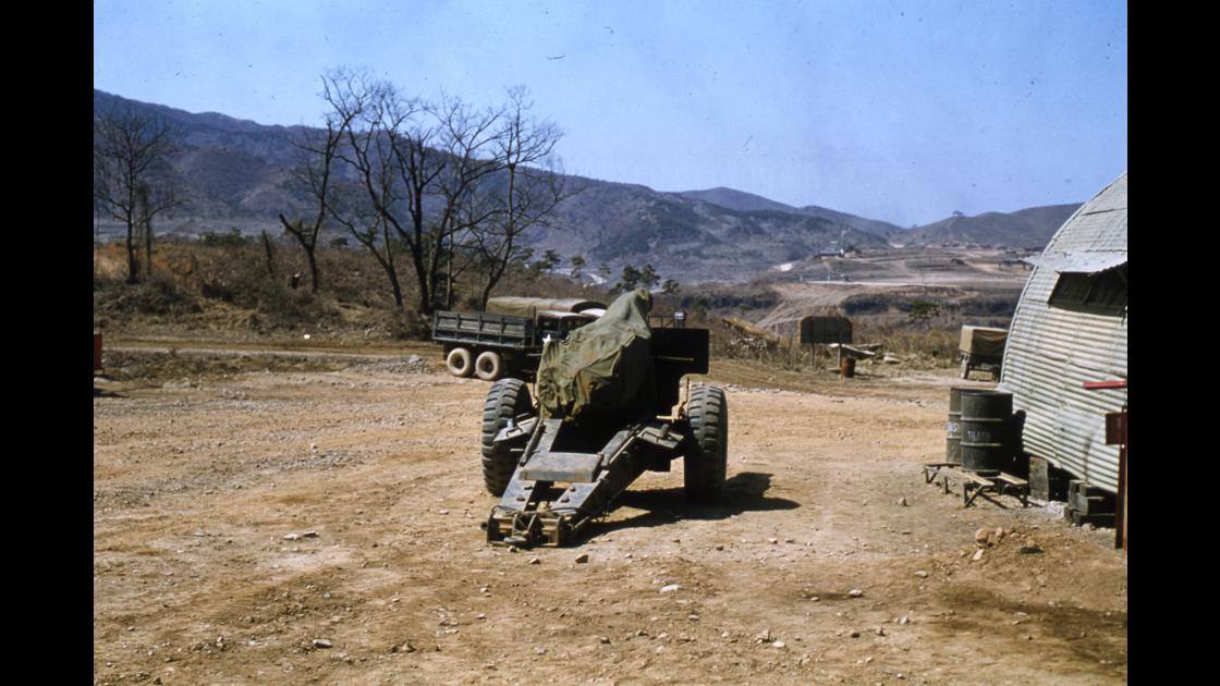1953년 대구 외곽지역의 미군 캠프의 자주포를 방수포로 씌워놓은 모습 썸네일