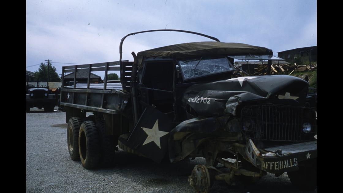 1953년 대구지역 미군부대 소속 군용트럭이 교통사고로 파괴된 모습 썸네일