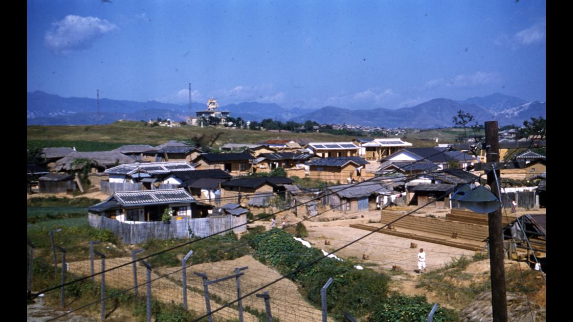 1954년 대구 K-2비행장 뒤편 마을과 미군 송신소 썸네일