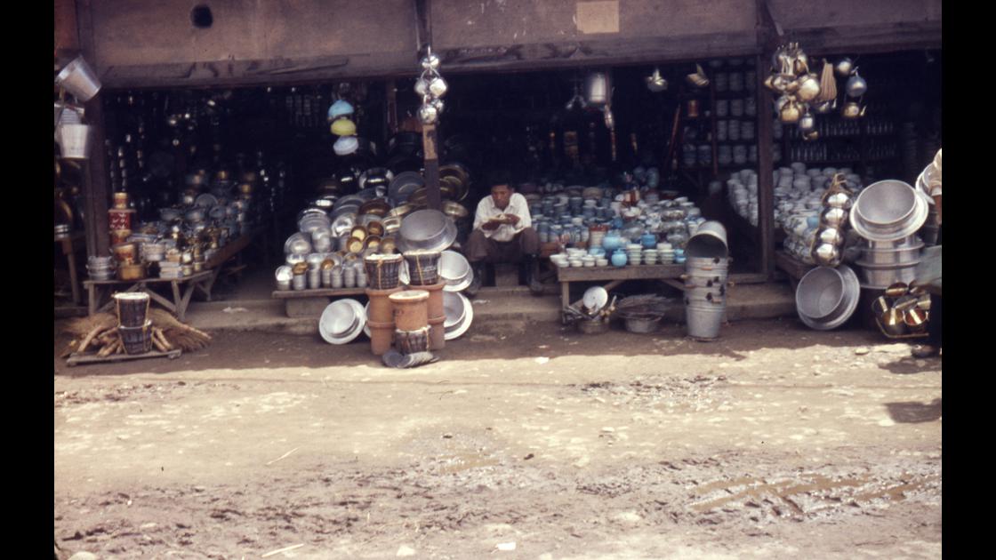 1957년 대구 서문시장의 그릇가게 썸네일
