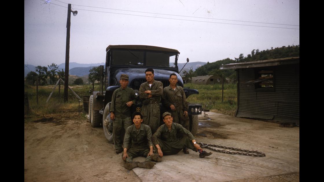 1959년 3월 대구 K-2 비행장 내 차량정비 한국인 문관들 썸네일