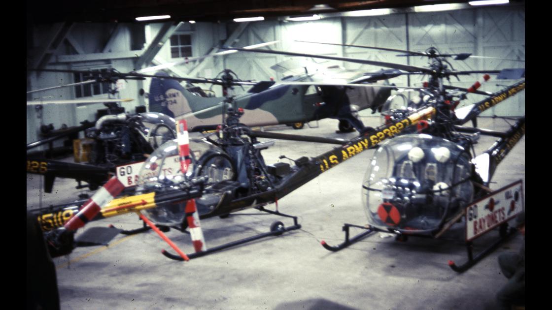 1960년대 후반 대구 대명동 미군 K-5 CAMP WALKER 격납고 내 헬기와 경비행기들 썸네일