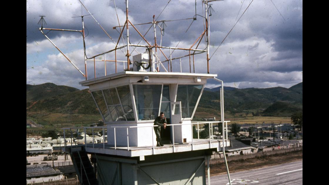 1960년대 후반 대구 대명동 미군 K-5 CAMP WALKER 내 비행 관제탑 썸네일