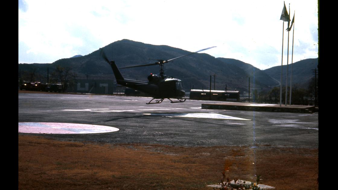 1960년대 후반 대구 대명동 미군 K-5 CAMP WALKER 내 활주로 헬기 착륙_1 썸네일