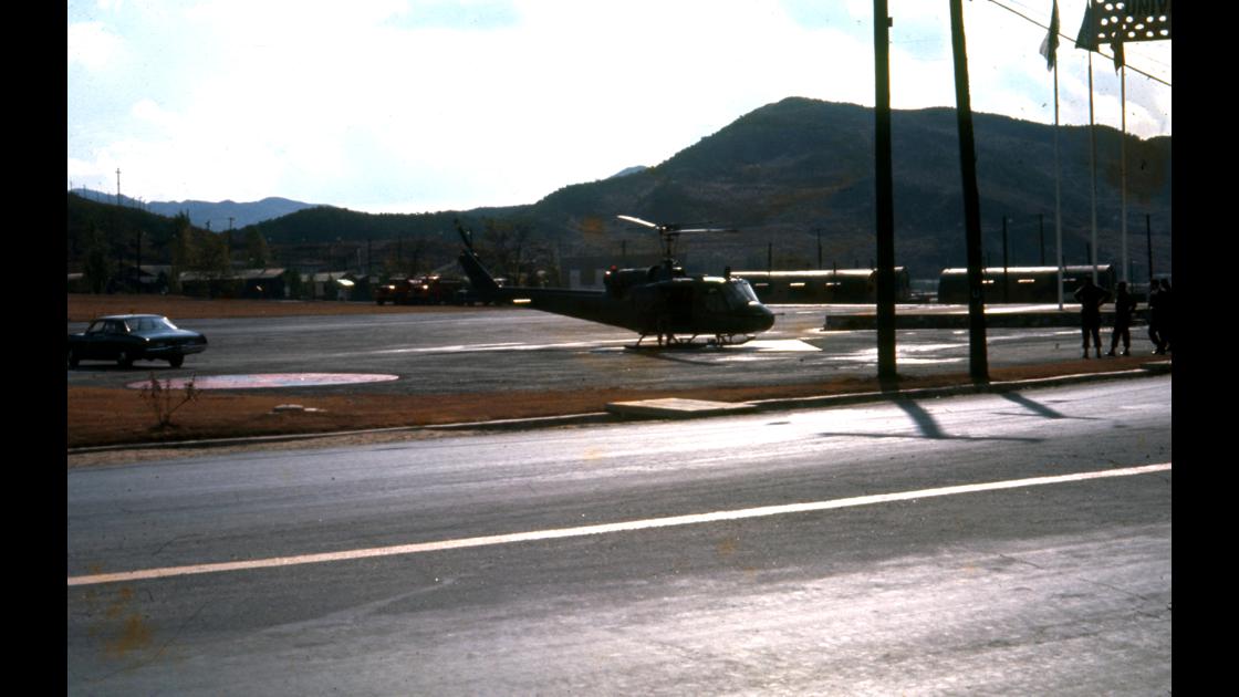 1960년대 후반 대구 대명동 미군 K-5 CAMP WALKER 내 활주로 헬기 착륙_2 썸네일