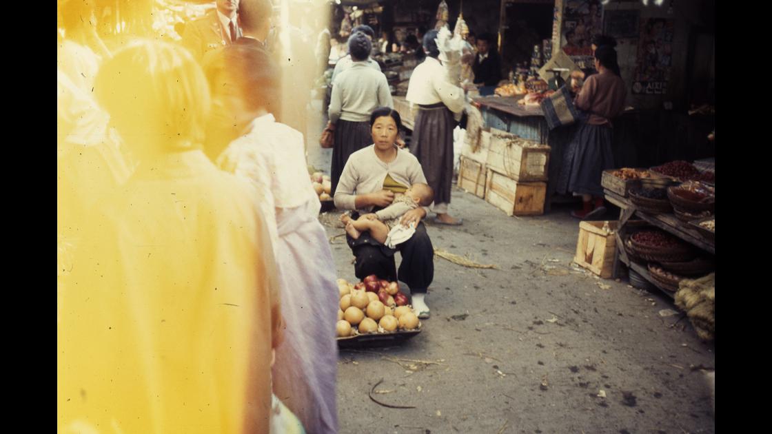 1967년 대구 서문시장_길바닥에서 아이에게 젖을 물리는 과일 행상 여인 썸네일
