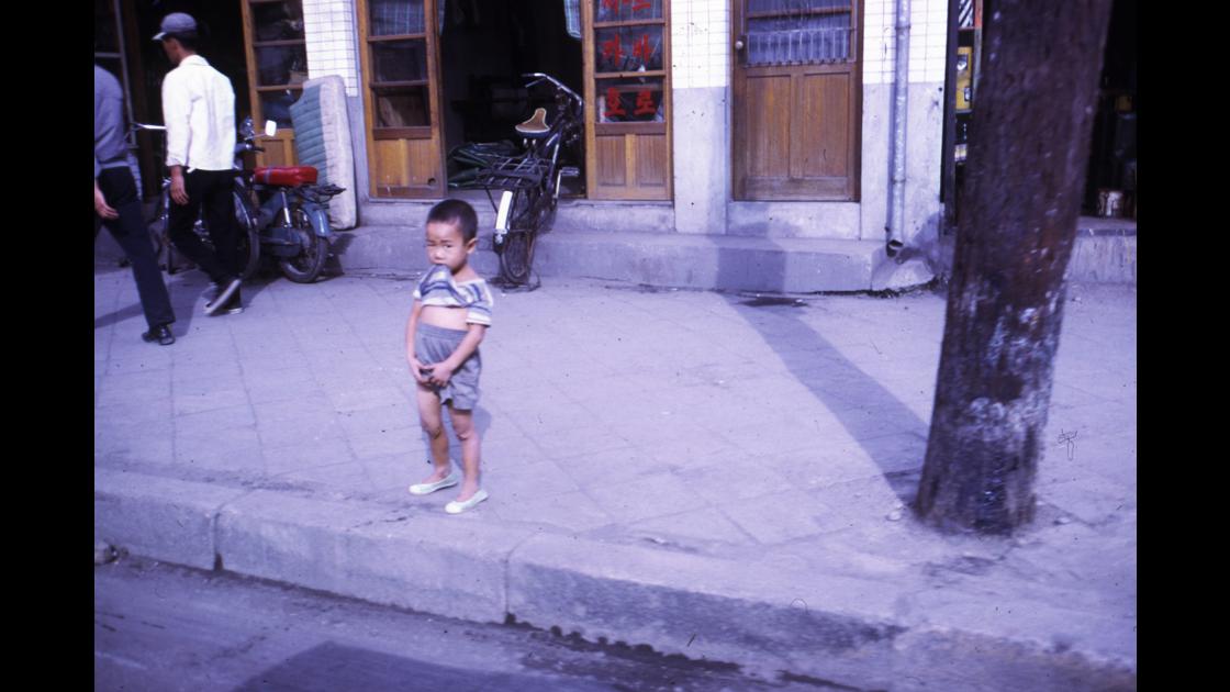 1967년 대구거리_ 길가에서 소변을 보는 아이 썸네일