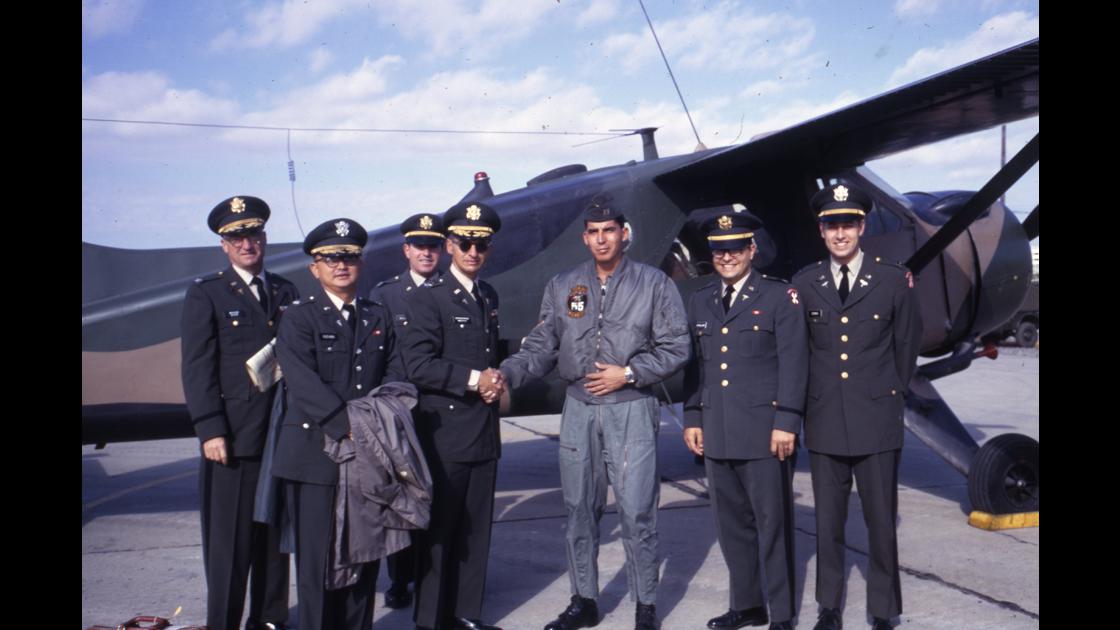 1970년대 초 대구 대명동 미군 CAMP WALKER 내 K-5 경비행장의 미군 장교들 썸네일