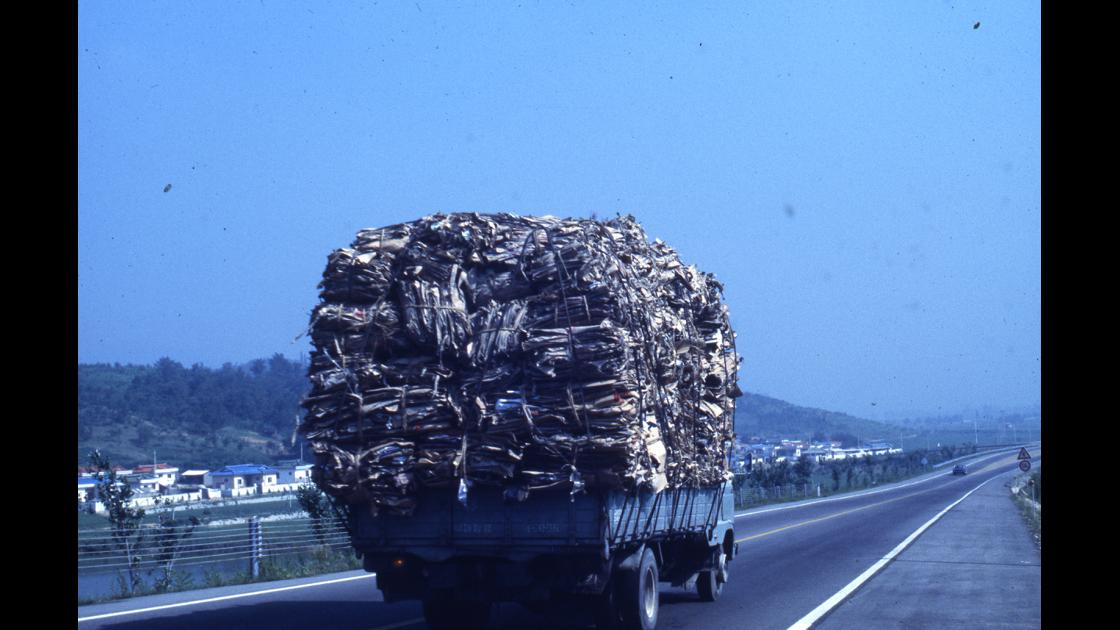 1978년 구미-대구간 고속도로의 폐지를 가득실은 트럭 썸네일