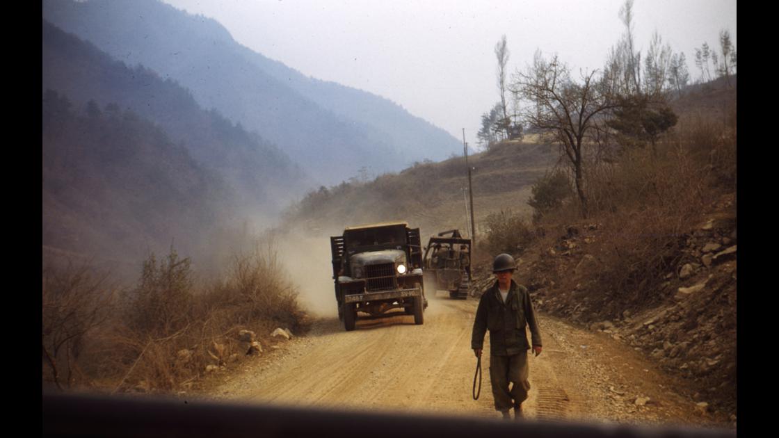 1952년 가을 강원도 산악도로를 달리는 미군 트럭 썸네일