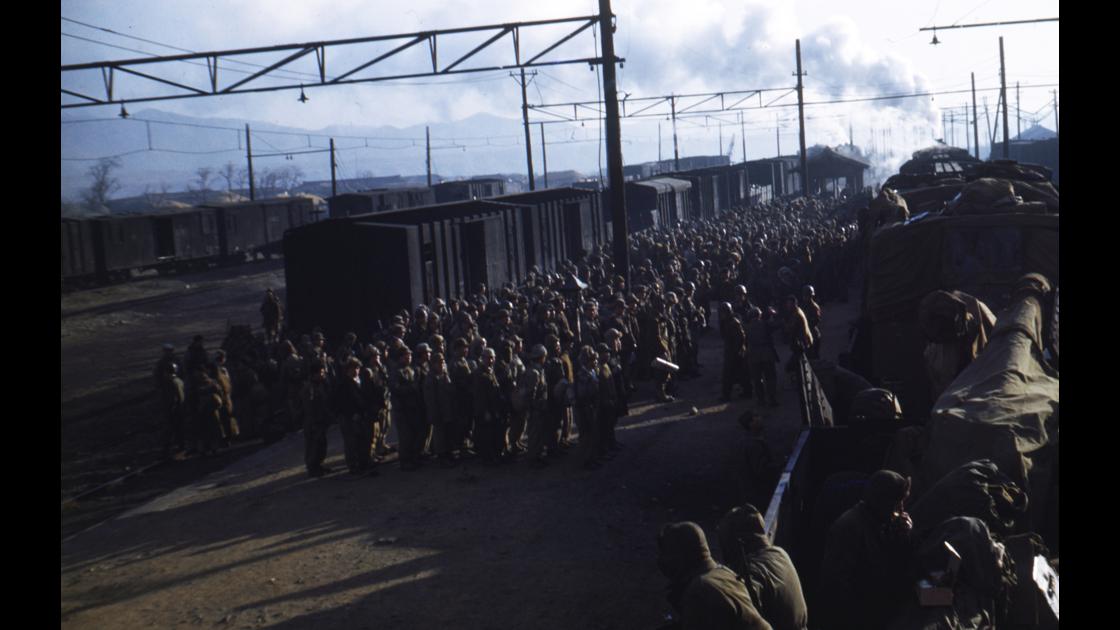 1952년 열차를 타고 전선으로 떠나는 병사들 썸네일