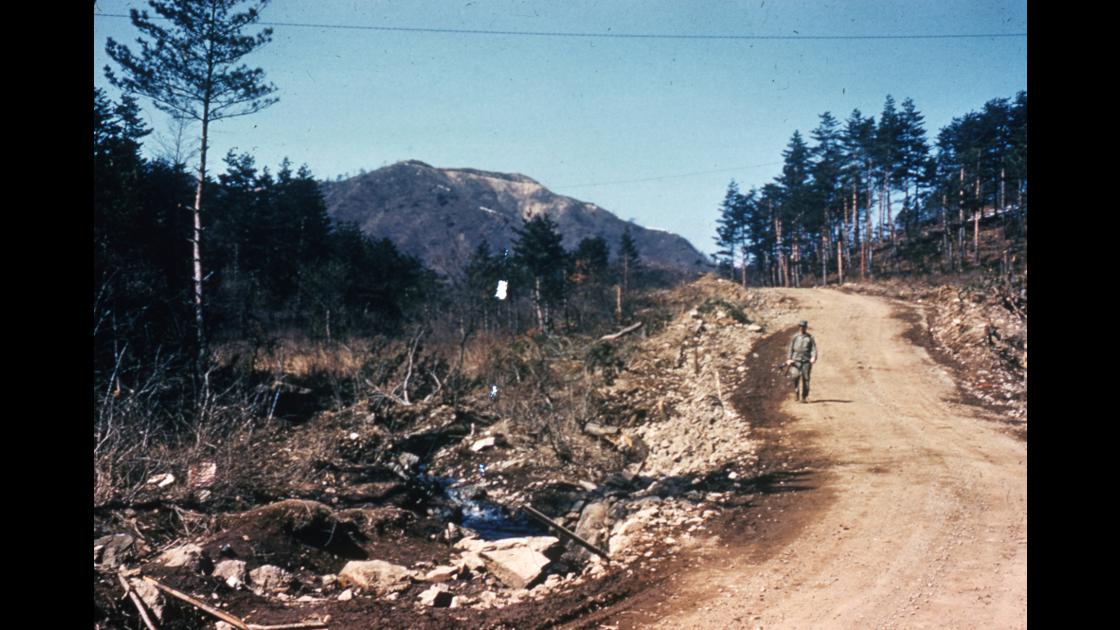 1953년 강원도지역 사길을 걷는 미 해병 1사단 7연대 3대대 병사 썸네일