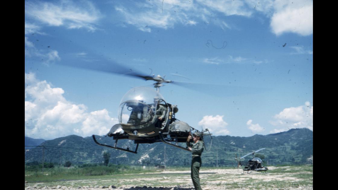 1952년 8월 강원도 김화읍 미육군 제25보병사단 제8209 야전외과병원 부상병 수송용 헬기 이륙_1 썸네일