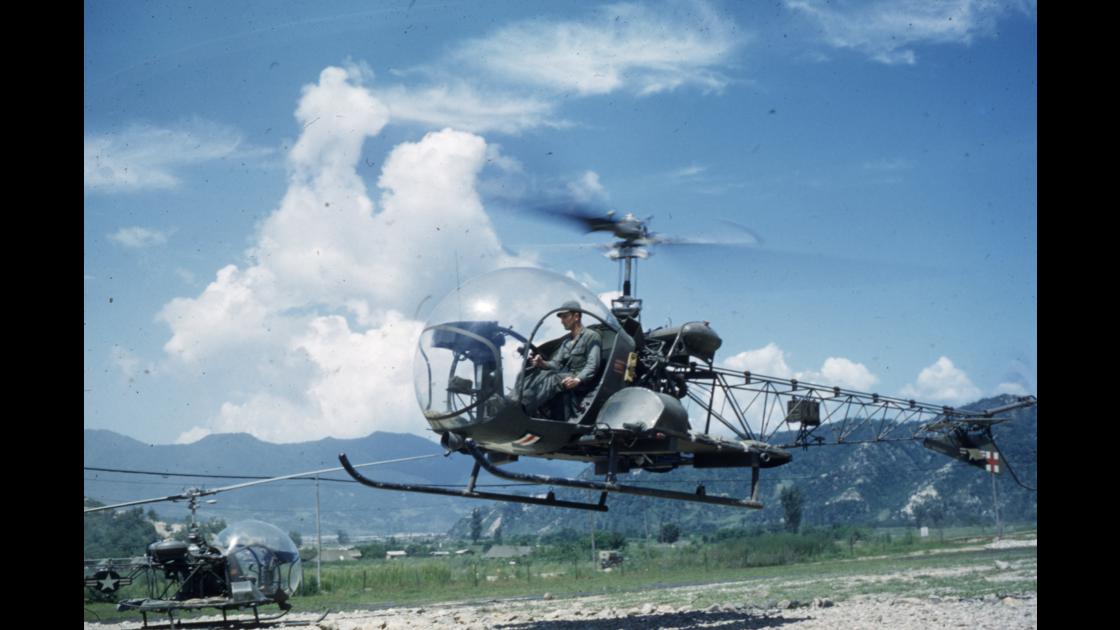 1952년 8월 강원도 김화읍 미육군 제25보병사단 제8209 야전외과병원 부상병 수송용 헬기 이륙_2 썸네일