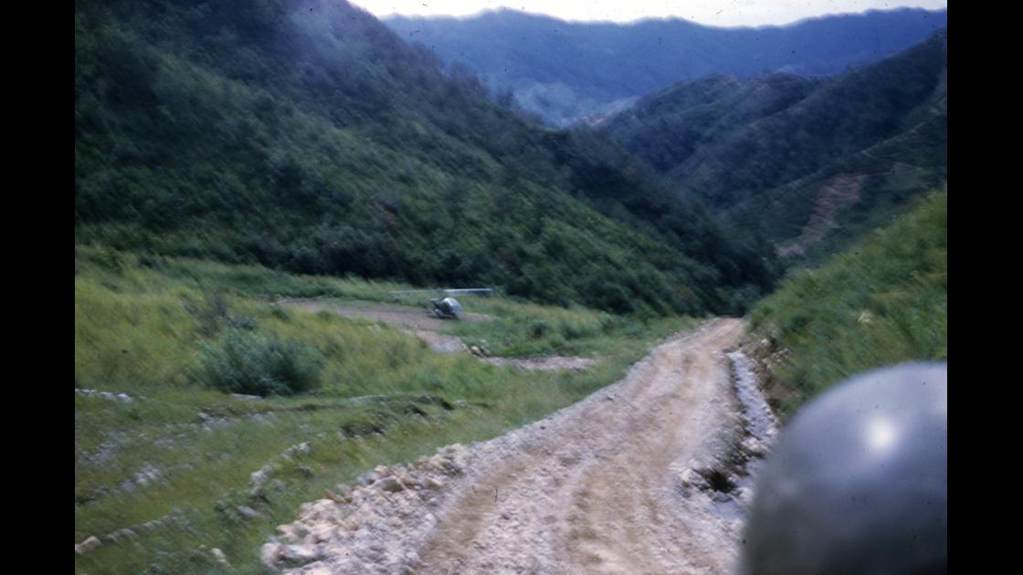 1952년 8월 강원도 김화읍 미육군 제25보병사단 제8209 야전외과병원의 부상병 수송용 헬기 착륙 썸네일