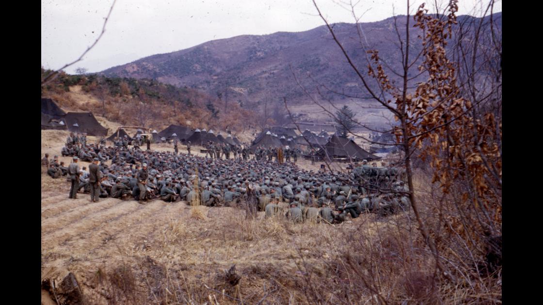 1952년 겨울 강원도의 미 해병대 야외진지에 모인 병사들 썸네일