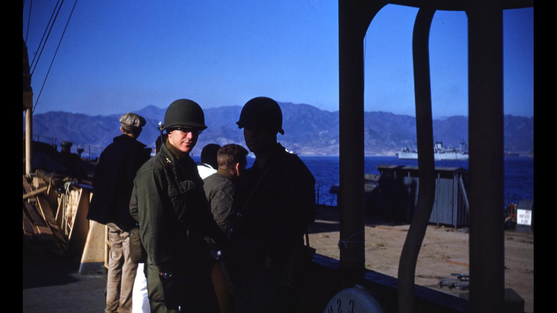 1952년 동부전선 전투지에 군함으로 이동하는 미군 썸네일