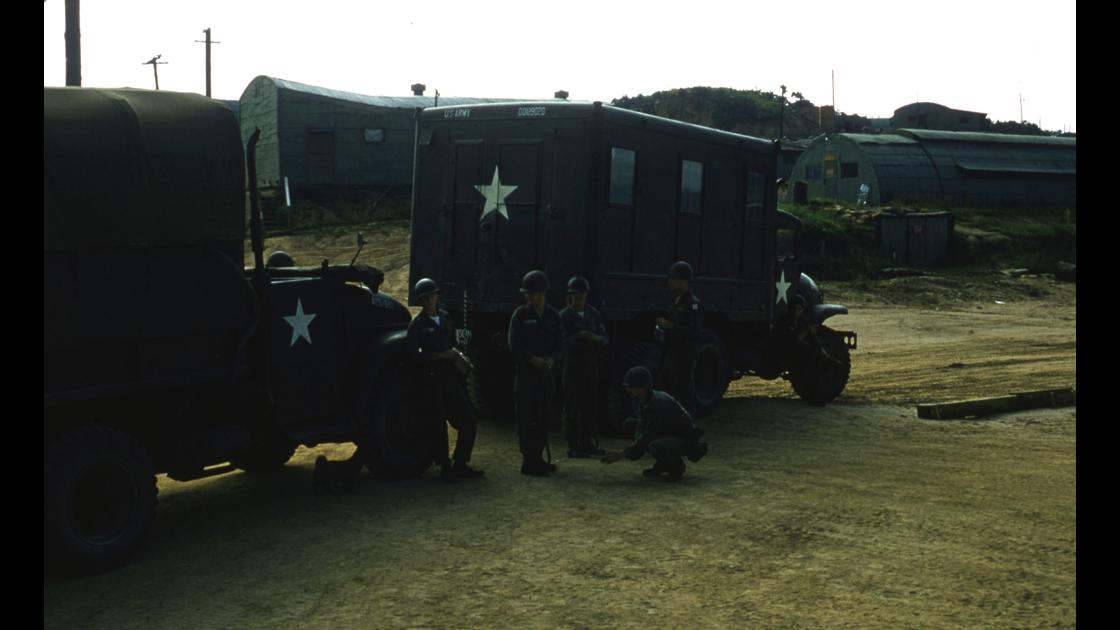 1952년 춘천 인근 미군 야전부대 수송차량과 운전병들 썸네일