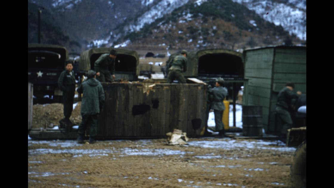 1952년 춘천 인근지역 미 해병대 야전 캠프의 군수품 목재 상자 해체 썸네일
