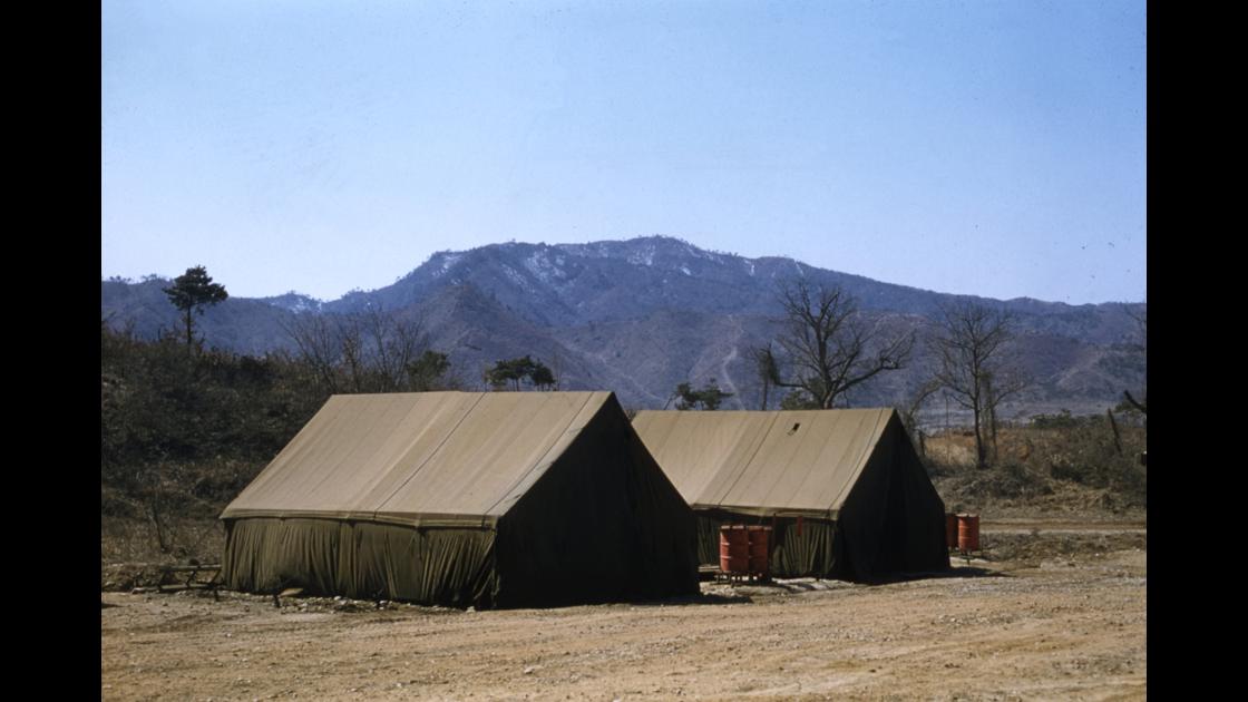 1952년 춘천 인근지역 미 해병대 야전 캠프의 천막창고 썸네일