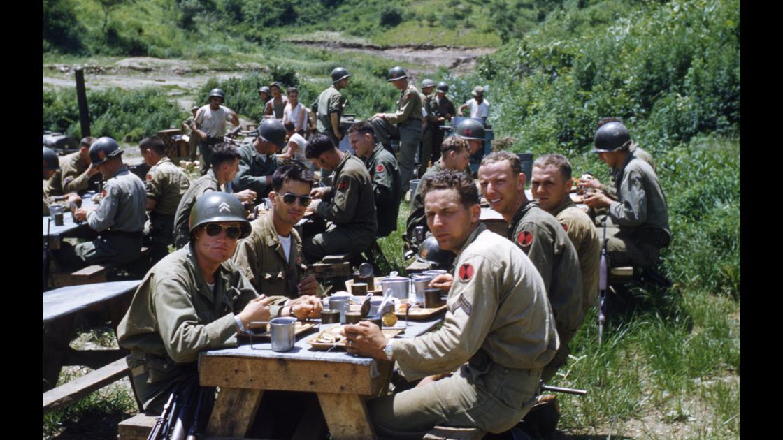 1953년 6월 춘천 미 해병1사단 48대대 FA중대 야외 식탁에서 식사 썸네일